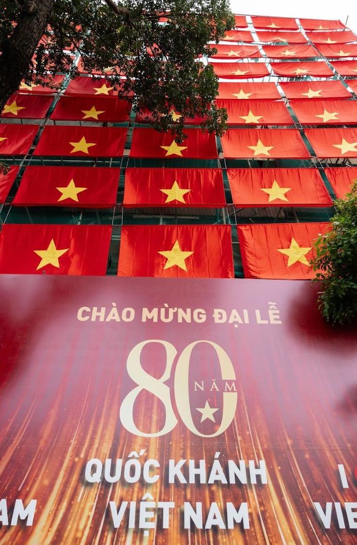 Khung cảnh rực rỡ khơi dậy trong mỗi người dân Việt Nam tinh thần yêu nước, niềm tự hào dân tộc.