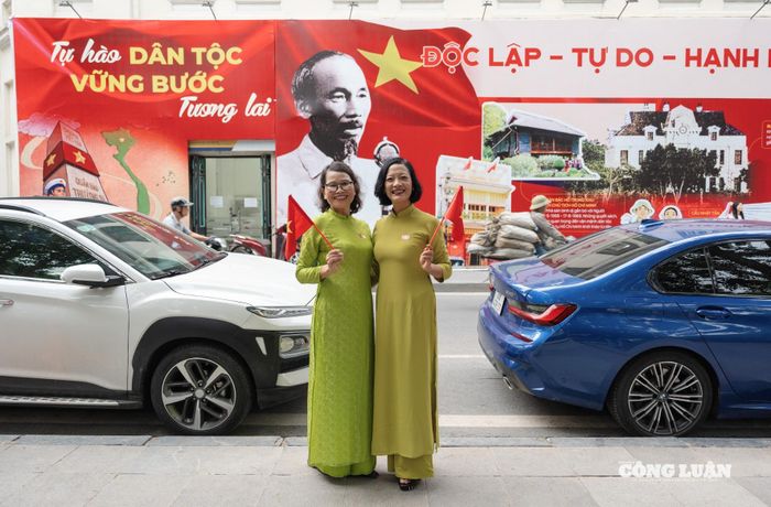 Người dân hân hoan, trào dâng niềm tự hào dân tộc và lòng yêu nước, hướng về ngày Đại lễ của đất nước.