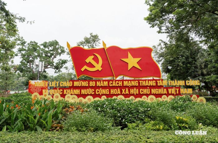 Ngày Quốc khánh 2/9 là ngày lễ trọng đại của dân tộc ta, một mốc son trong lịch sử của đất nước. Trong ảnh là khu vực Hồ Gươm được trang hoàng rực rỡ.
