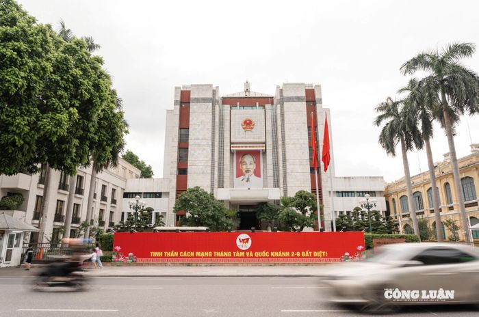Tại khu vực trụ sở UBND TP Hà Nội rực rỡ sắc đỏ với tấm Pano khổ lớn cùng nội dung tuyên truyền: "Tinh thần Cách mạng Tháng Tám và Quốc khánh 2/9 bất diệt".