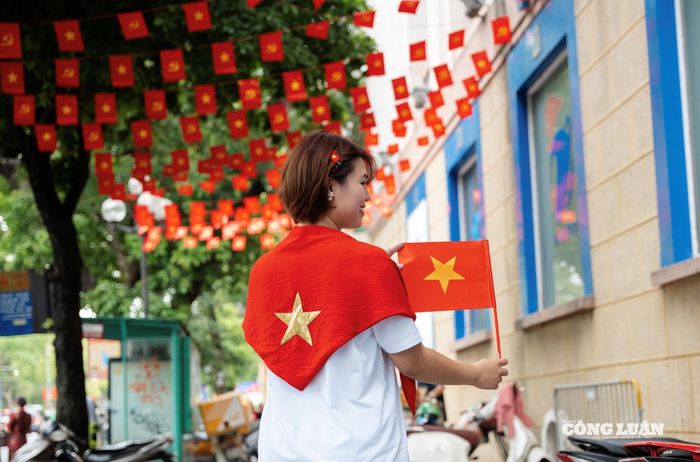 Một bạn trẻ Thủ đô check-in bên cờ đỏ sao vàng chào mừng Quốc khánh 2/9.