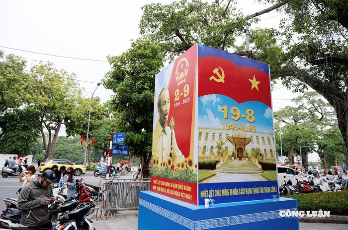 Tuyến phố Lê Thạch, Đinh Tiên Hoàng rực rỡ sắc đỏ với tấm Pano khổ lớn.