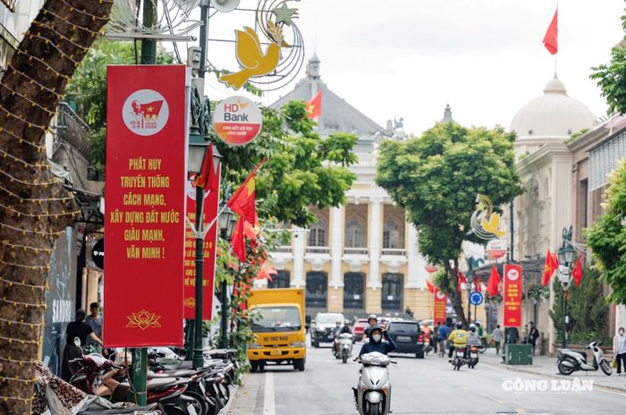Khu vực đường Tràng Tiền hướng nhìn về Nhà hát Lớn Hà Nội rực rỡ sắc đỏ chào mừng 80 năm Quốc khánh 2/9.