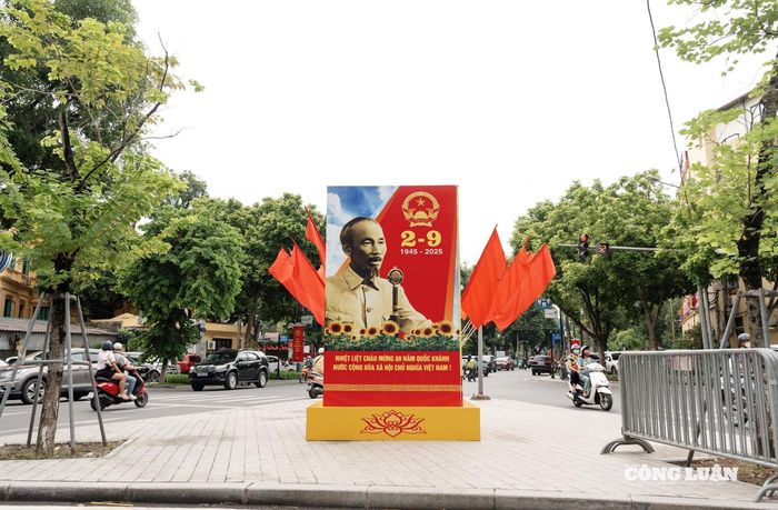 Khu vực tuyến đường Hùng Vương, Lê Hồng Phong trang hoàng với tấm Pano khổ lớn in hình Bác Hồ đọc bản Tuyên ngôn độc lập khai sinh ra nước Việt Nam dân chủ cộng hòa (nay là nước Cộng hòa XHCN Việt Nam).