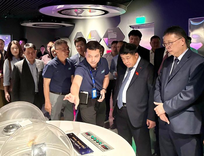 Phó Thủ tướng tìm hiểu thí nghiệm "Chân không-Vacuum".