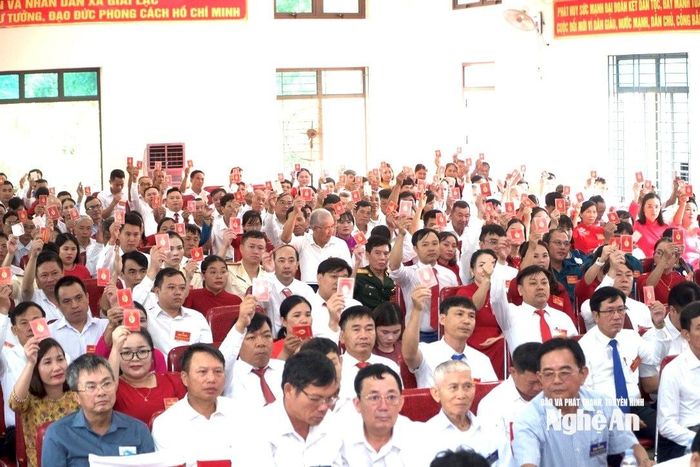 Các đại biểu Đảng bộ xã Giai Lạc biểu quyết thông qua dự thảo Nghị quyết Đại hội. Ảnh: Văn Trường