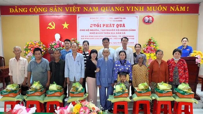 Với mục tiêu “không để ai bị bỏ lại phía sau”, thời gian qua, Đảng ủy, Ủy ban nhân dân xã Hòa Hưng tích cực vận động nhà hảo tâm tặng quà cho nhiều hộ nghèo, cận nghèo.