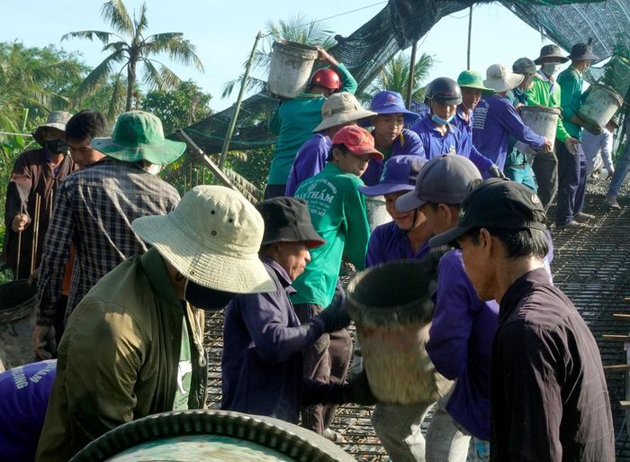 Xã Hòa Hưng vận động xã hội hóa xây dựng cầu giao thông nông thôn, từng bước hoàn thiện hạ tầng phục vụ phát triển kinh tế - xã hội.