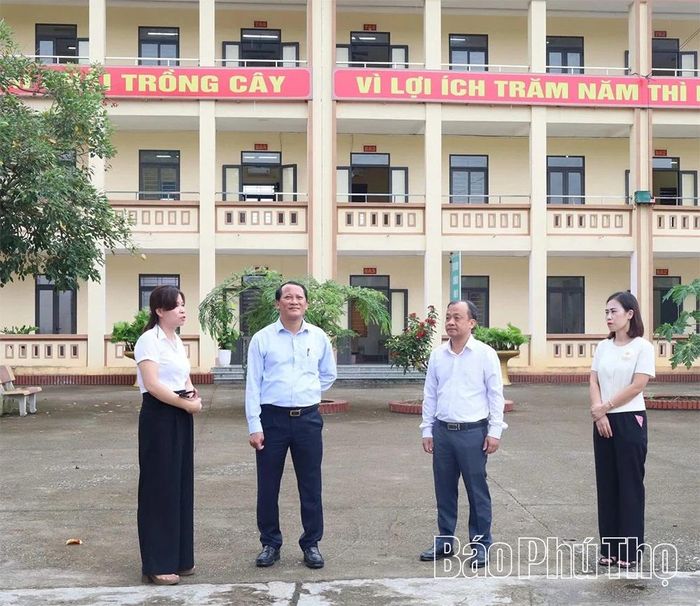 Đồng chí Nguyễn Phú Sơn - Phó Giám đốc Sở GD&amp;ĐT kiểm tra tại Trường THCS Giấy Phong Châu.