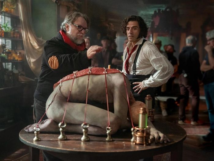 Guillermo Del Toro (trái) và Oscar Isaac trong vai Victor Frankenstein