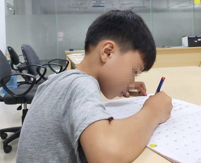 Nếu can thiệp sớm và hiệu quả, trẻ tự kỷ có thể đến trường hòa nhập. Trong ảnh, bé N.T.L. đang tập viết. Ảnh: NVCC
