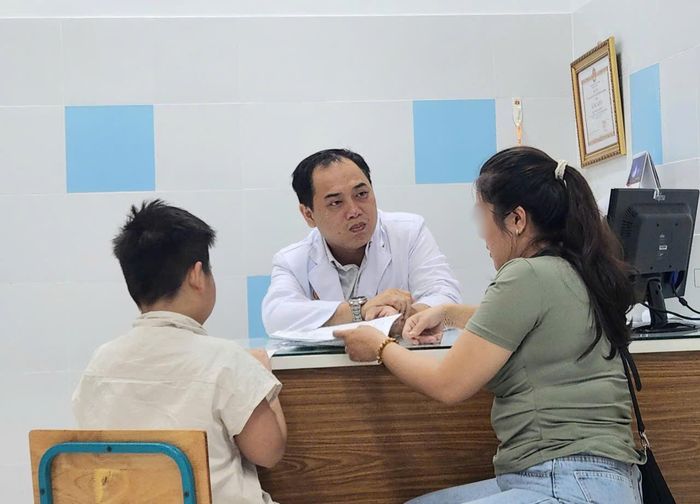 Bác sĩ Trần Quang Huy, khoa Tâm lý, Bệnh viện Nhi đồng 2 (TPHCM) tư vấn cho một phụ huynh có con bị tự kỷ