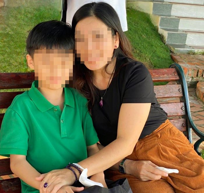 Bé N.T.L. và mẹ đồng hành trên con đường can thiệp tự kỷ. Ảnh: NVCC