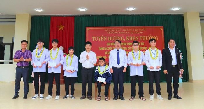  Khen thưởng học sinh đạt giải Nhất kỳ thi chọn học sinh giỏi cấp Tỉnh, năm học 2023 - 2024.