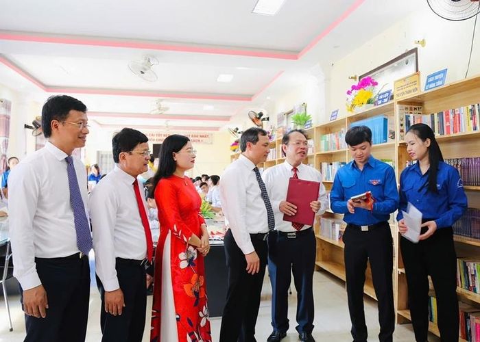  Đồng chí Nguyễn Minh Triết - Bí thư Ban chấp hành Trung ương Đoàn, cùng các đồng chí lãnh đạo tỉnh, nguyên là lãnh đạo tỉnh Hà Tĩnh tham quan công trình “Thư viện Thanh niên” Trung ương Đoàn trao tặng.