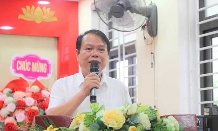  Thầy Phan Quang Tấn, Hiệu trưởng trường THPT Lý Tự Trọng.