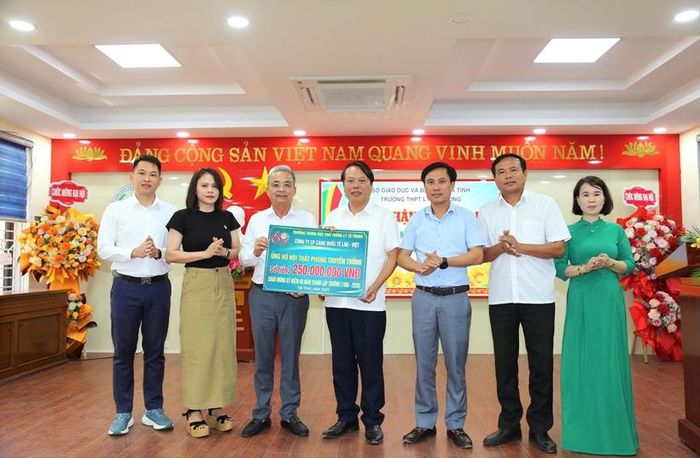  Anh Nguyễn Anh Tuấn - Giám đốc Công ty CP Cảng Quốc tế Lào - Việt, cựu học sinh lớp A - 1978 - 1981, ủng hộ kỷ niệm 60 năm thành lập trường.