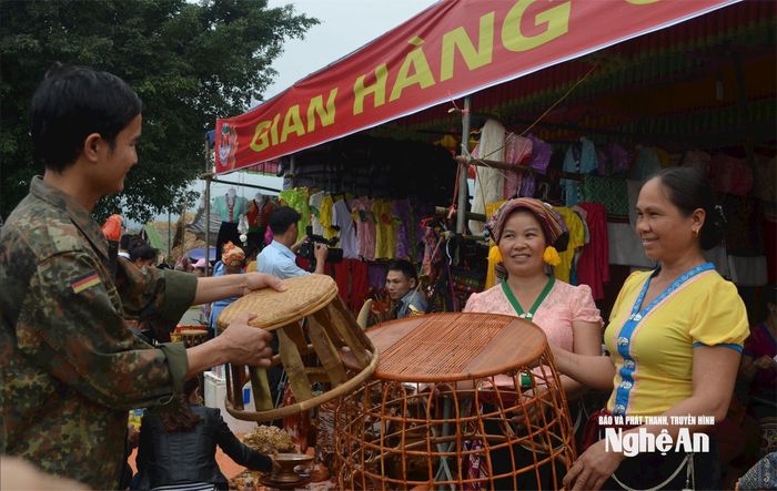 Sản phẩm mây tre đan của xã Quế Phong được du khách tìm mua nhiều ở các hội chợ, lễ hội. Ảnh: Đ.C