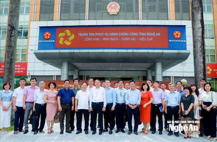 Đoàn chụp ảnh lưu niệm sau khi kiểm tra tại Trung tâm Phục vụ hành chính công tỉnh Nghệ An. Ảnh: Thành Duy