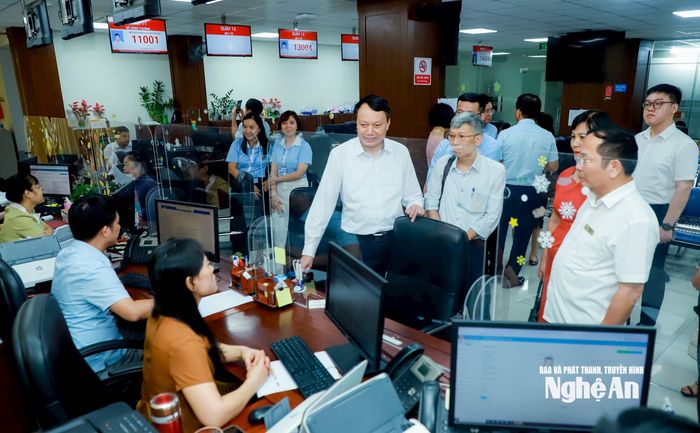Đoàn kiểm tra tại Trung tâm Phục vụ hành chính công tỉnh Nghệ An. Ảnh: Thành Duy