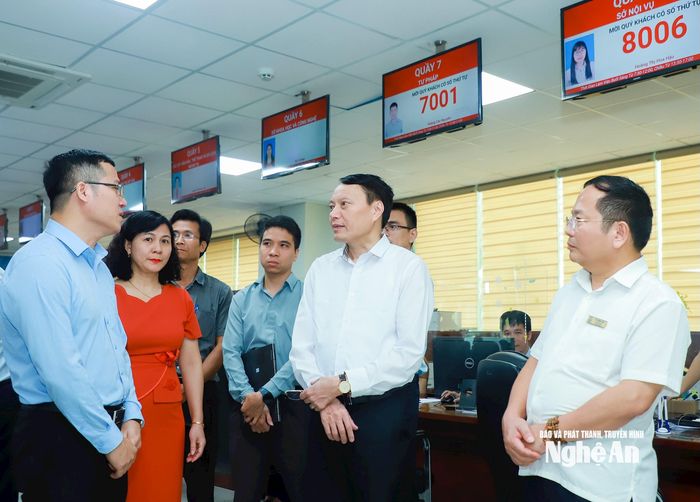 Đoàn nghe lãnh đạo Trung tâm Phục vụ hành chính công tỉnh Nghệ An báo cáo về hoạt động tại trung tâm. Ảnh: Thành Duy