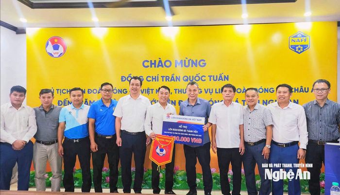 VFF trao hỗ trợ cho Liên đoàn Bóng đá Nghệ An. Ảnh: Đức Anh