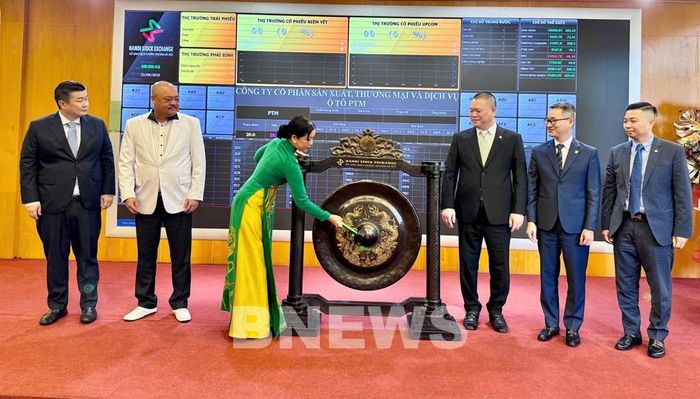 Các đại biểu thực hiện nghi thức đánh cồng. Ảnh: Thành Trung/bnews/vnanet.vn