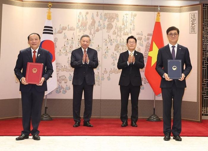 Công tác văn hóa đối ngoại không ngừng được tăng cường, mở rộng - trong ảnh: Trước sự chứng kiến của Tổng Bí thư Tô Lâm và Tổng thống Hàn Quốc Lee Jae Myung, Bộ trưởng Bộ Văn hóa, Thể thao và Du lịch Nguyễn Văn Hùng và Bộ trưởng Bộ Văn hóa, Thể thao và Du lịch Hàn Quốc Chae Hwi Young đã ký kết Bản ghi nhớ hợp tác về quyền tác giả, quyền liên quan giữa hai bộ, trong khuôn khổ chuyến thăm cấp Nhà nước tới Đại Hàn Dân quốc của Tổng Bí thư Tô Lâm (tháng 8/2025). Ảnh: TTXVN