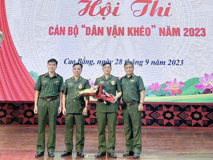 Đại úy Triệu Tạ Dùn (thứ 2 từ phải sang) đạt giải khuyến khích tại Hội thi cán bộ “Dân vận khéo” cấp tỉnh năm 2023.
