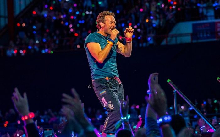 Thủ lĩnh Coldplay, Chris Martin, trong đêm diễn