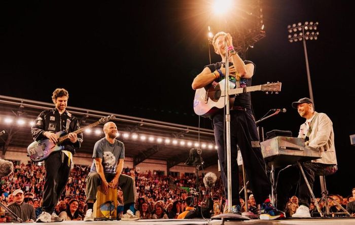 Coldplay tràn trề năng lượng trong buổi diễn tại quê nhà