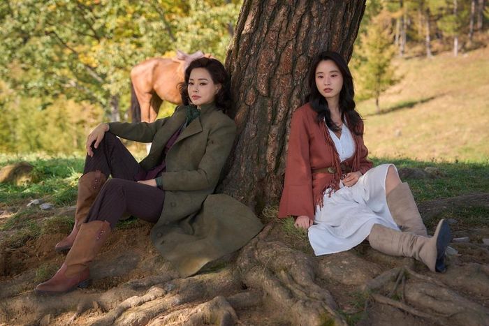 Tạo hình nhân vật Hee Ran do Lee Ha Nee (trái) thủ vai và Ju Ae do Bang Hyo Rin thể hiện