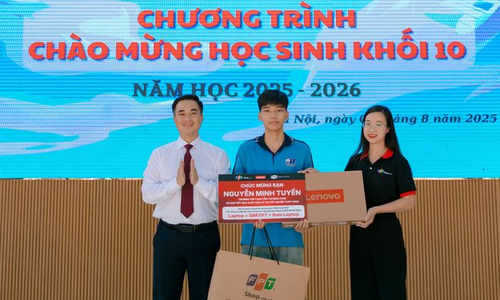 FPT Shop thường xuyên trao học bổng cho sinh viên nhân mùa tựu trường.