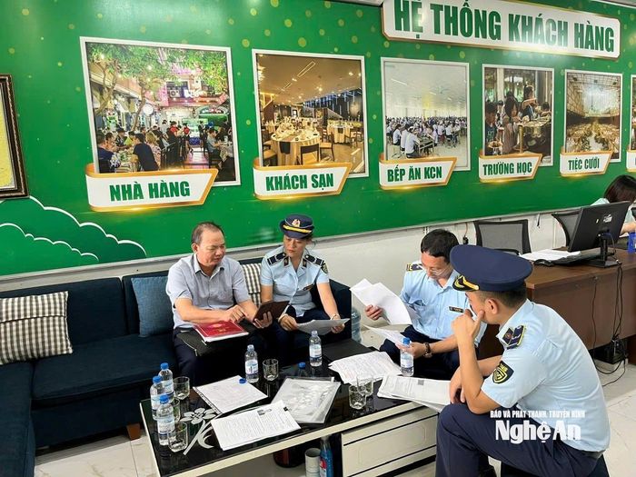 Hội Người bảo vệ người tiêu dùng phối hợp với Chi cục QLTT kiểm tra các cơ sở kinh doanh thực phẩm trên địa bàn Trường Vinh. Ảnh: TH