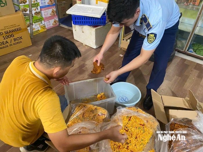 Lực lượng chức năng kiểm tra và tiêu hủy hàng vi phạm. Ảnh: TH