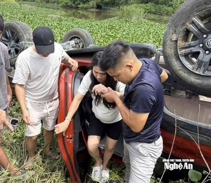 Thai phụ được hỗ trợ đưa ra khỏi xe. Ảnh: CSCC