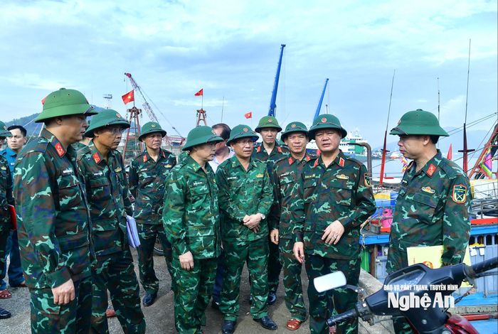 Thiếu tướng Hoàng Duy Chiến – Phó Tư lệnh Quân khu cùng các đồng chí trong đoàn công tác tiến hành kiểm tra việc kêu gọi và vận động ngư dân đưa tàu, thuyền về nơi tránh trú an toàn. Ảnh: Châu Khang