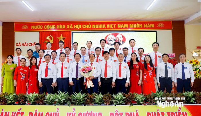 Các đồng chí lãnh đạo tỉnh tặng hoa chúc mừng Ban Chấp hành Đảng bộ xã Hải Châu nhận nhiệm vụ. Ảnh: T.L