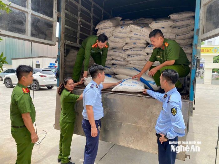 Đội QLTT số 11, Chi cục QLTT phối hợp với lực lượng chức năng phát hiện phương tiện vận chuyển hơn 3 tấn đường cát nhập lậu. Ảnh: T.H