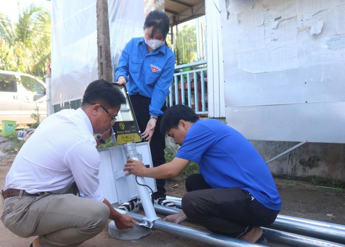 Tặng công trình “Ánh sáng xanh” với 50 bóng đèn năng lượng mặt trời.