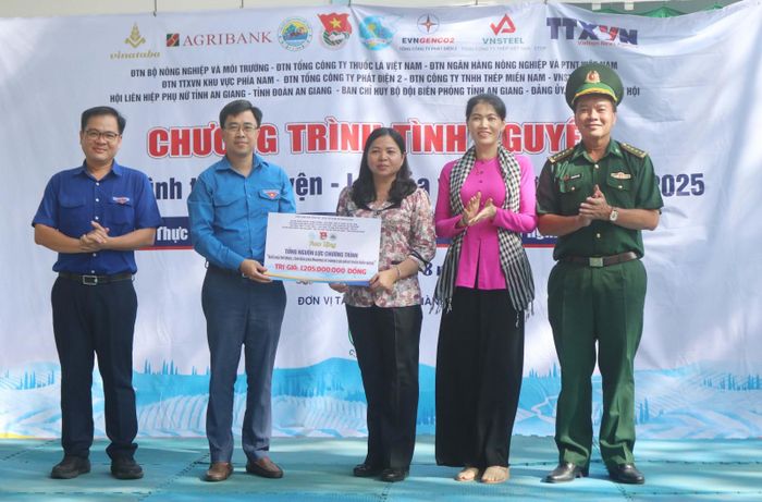 Trao bảng tượng trưng tổng nguồn lực thực hiện chương trình hơn 1,2 tỷ đồng.