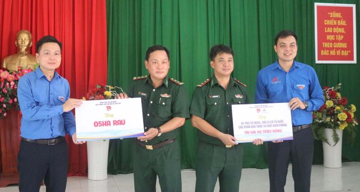 Tặng quà cán bộ, chiến sĩ biên phòng đang làm nhiệm vụ khu vực biên giới Nhơn Hội.