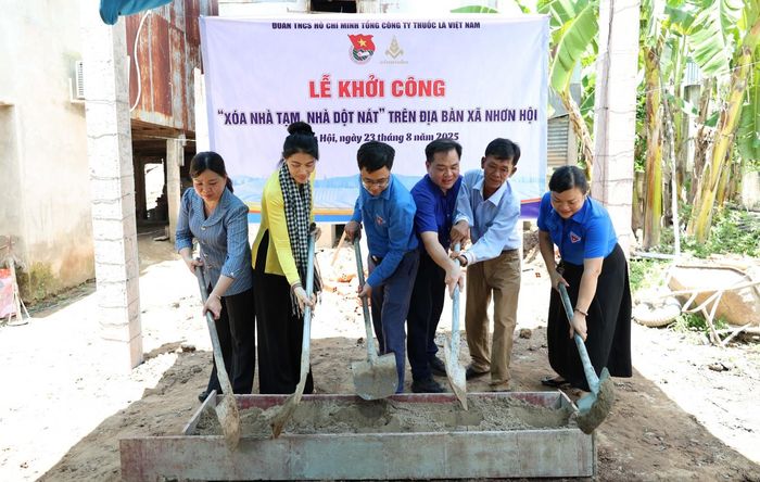 Khởi công xây nhà cho gia đình ông Trần Văn Chuối.