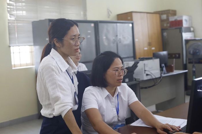 Công chức Phòng Giao dịch số 2, KBNN khu vực XVI đang thực hiện đối soát số liệu chi ngân sách trên dịch vụ công trực tuyến. Ảnh: H.T