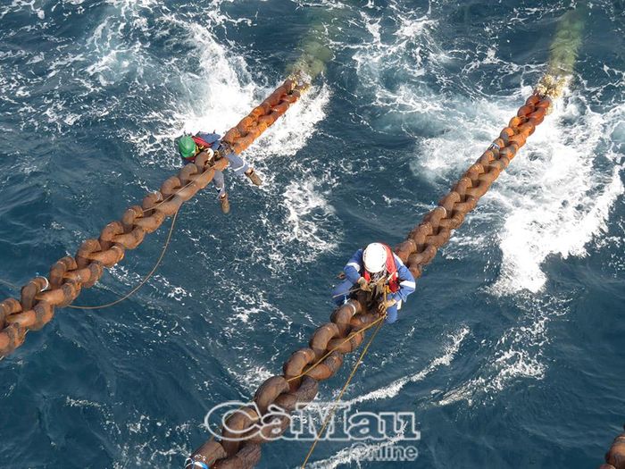 Kiểm tra xích neo giàn khoan.