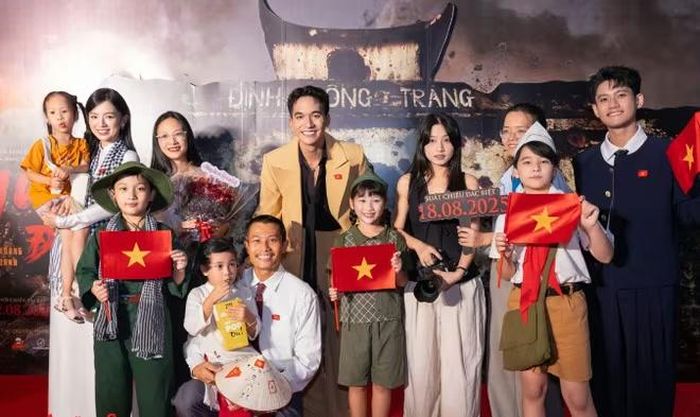 Dàn diễn viên “Mưa Đỏ” giao lưu cùng khán giả