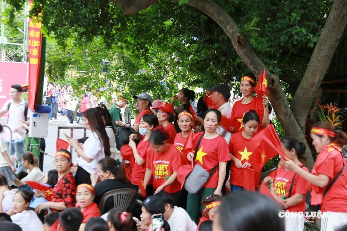 Không khí náo nức như một “hội” đặc biệt giữa lòng Thủ đô.