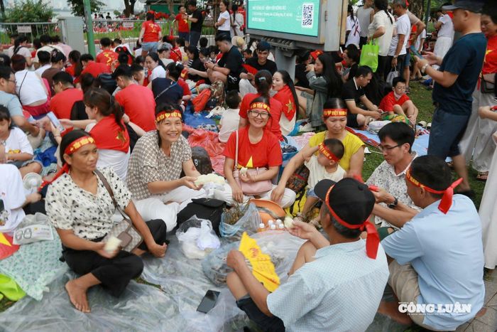 Những suất cơm nắm, chai nước, áo mưa được chuẩn bị kỹ càng cho hành trình chờ đợi.
