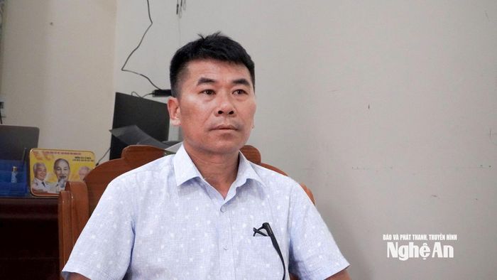 Ông Đinh Xuân Lãm - Phó Chủ tịch UBND xã Tiên Đồng trao đổi với phóng viên Báo và phát thanh truyền hình Nghệ An. Ảnh: Võ Hải