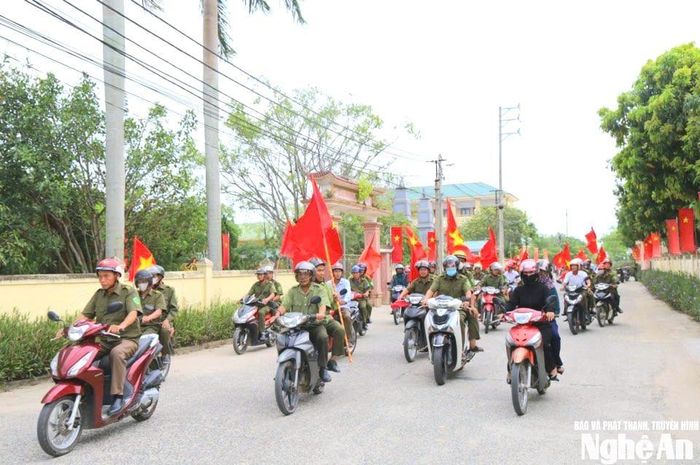 Công an xã Hưng Nguyên Nam ra quân thực hiện cao điểm tấn công trấn áp tội phạm trước, trong và sau đại hội Đảng các cấp và các sự kiện chính trị của đất nước. Ảnh: CSCC